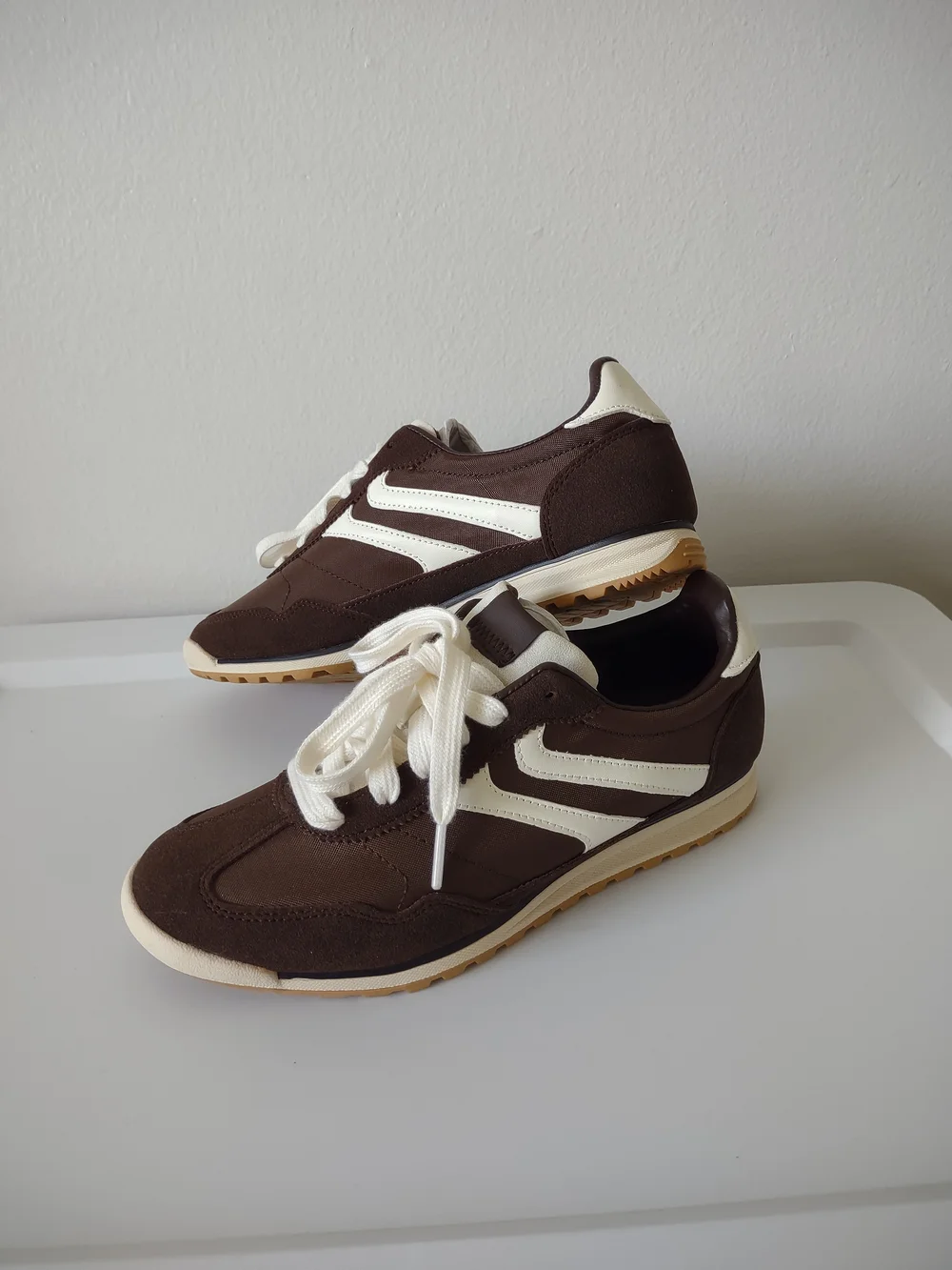 No Boundaries Brown and Cream Women's Retro Sneakers Size 7.5